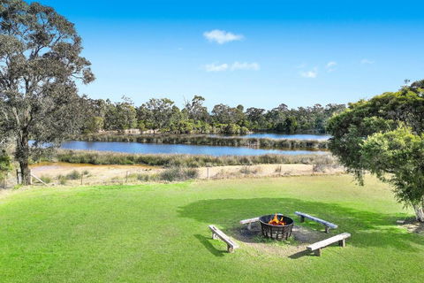 Roads End With Games Barn Ponies Alfresco Dining - Taree Accommodation 3
