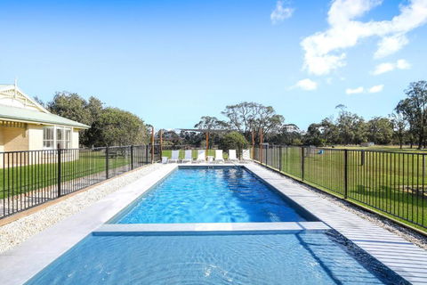 Roads End With Games Barn Ponies Alfresco Dining - Taree Accommodation 1