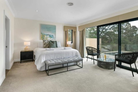 Roselawn Retreat - Pool, Incredible Views, Sleeps 8 - Taree Accommodation 2