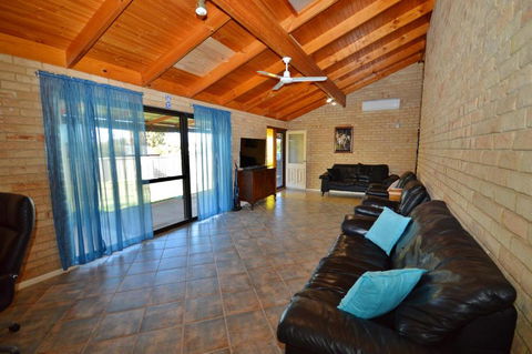 Rossys Retreat - Kalbarri WA - Taree Accommodation 0