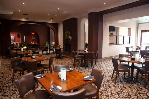 Royal Hotel Singleton - Taree Accommodation 2