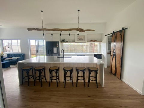Rules Beach House QLD 4674- Opt 2 - 3BDR Unit, 2BR - Taree Accommodation 0