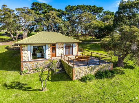 Rustic Cottage - Taree Accommodation 0