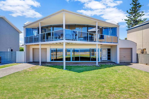 Sail Away - Aldinga Beach - C21 SouthCoast Holidays - Taree Accommodation 1