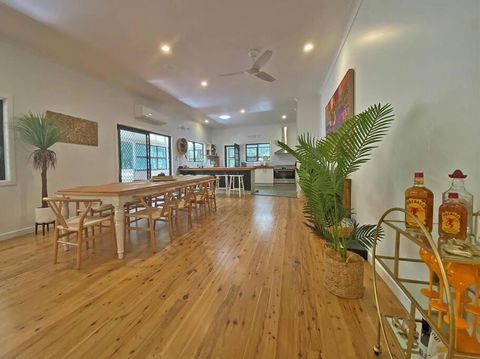 Salty Beach - Taree Accommodation 1