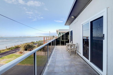 Sandy Cove - Taree Accommodation 3