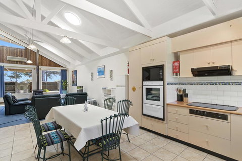 Black Dolphin Waterfront Townhouse - Bay Views - Taree Accommodation 3