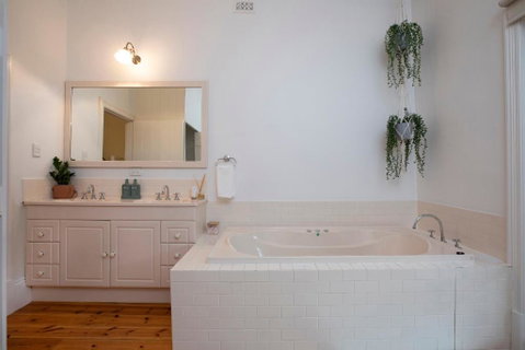 The Retreat In Basket Range - Taree Accommodation 3