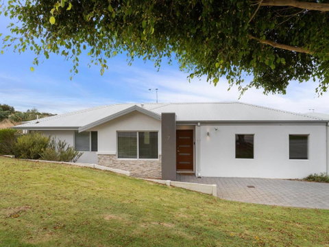 Three Bedroom, Two Bathroom Family Home - Taree Accommodation 0