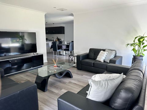Xquisite - Taree Accommodation 0