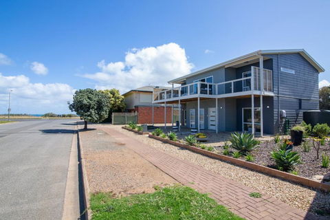 Xanadu - Aldinga Beach - C21 SouthCoast Holidays - Taree Accommodation 1