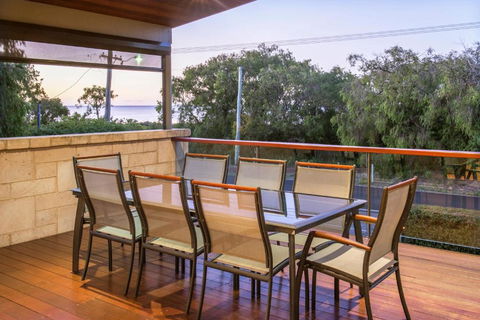XYZ Holiday Home - Taree Accommodation 3